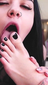 私は彼女の脚を愛し、崇拝しています