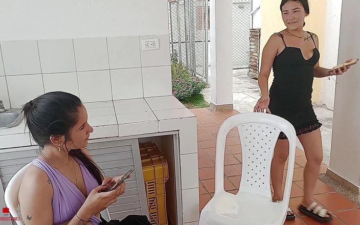 Horny lesbian sex: Adik tiriku mengundangku ke acara barunya dan dia lagi sendirian...