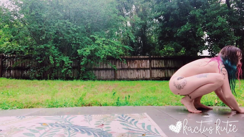kactus kutie: 暴風雨の中での自慰行為