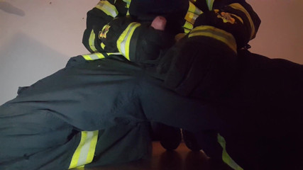 Thebootsstopmper: Bombero se masturba en equipo de bomberos