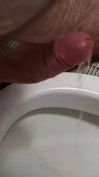 Tembakan air mani di toilet umum