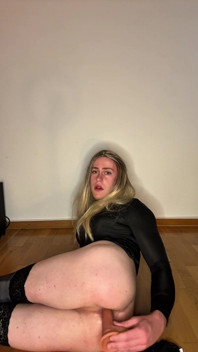 Roztomilá blonďatá teenagerka v šatech ošukaná do análu