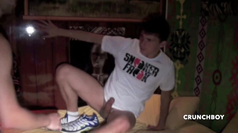 Sneaker gay: Riccardo submissef in turnschuhen eines hetero-cruious-boy