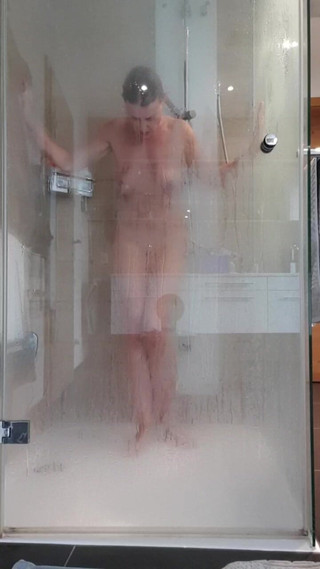 JulieEroticDress: 熟女在洗澡时达到高潮