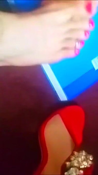 Fofa Femboy brincando com seus pés sexy