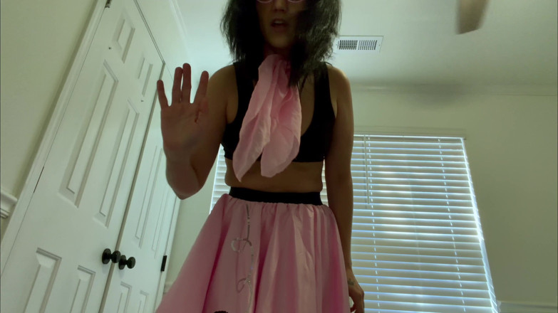 Kink in Time: Devyn's Sultry '50s Giantess Fantasy 4K POV Tiny Thrills Awaits!