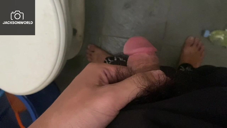 Jackson World: Kepergok lagi di kamar mandi