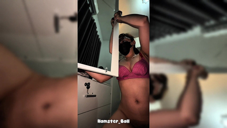 Hamster_Ball: Une modèle malaisienne en hijab essaye la bite de son...