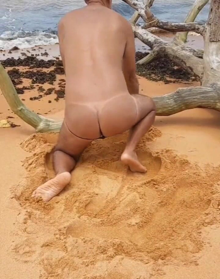 Ladysilvas: Ladysilva melucuti celana dalamnya di pantai sambil pamer pantat bahenolnya...