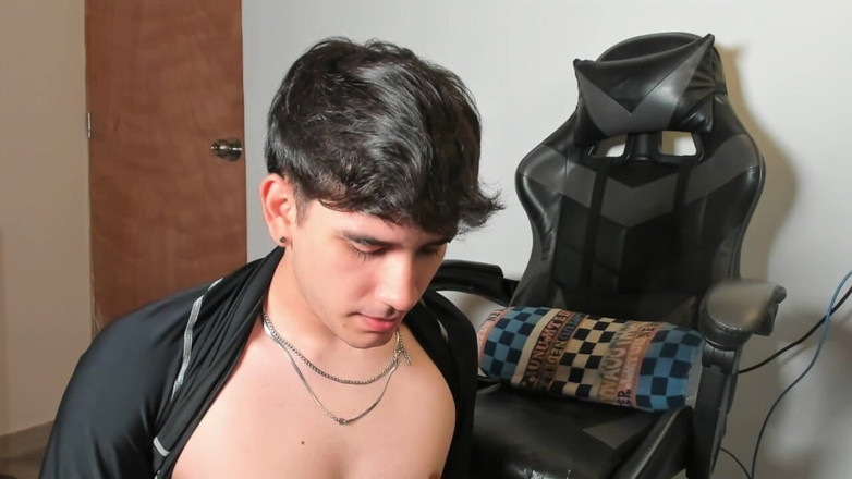 Leo J: Молодий латиноамериканець смокче дилдо і мастурбує