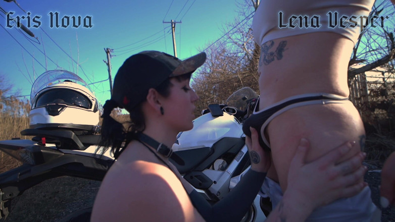 Eris Nova: Lesbianas en motocicleta cabalgan hardcore w / Lena Vesper &amp; Eris Nova