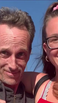 Ho sedotto, baciato, mi sono fatto spaccare la figa in una vasca, poi ho accarezzato il grosso cazzo di un uomo di 55 anni fino ad un'esplosione di sperma e lui ha dato il via!