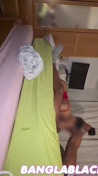 Desi Bengaals zuigen en neuken grote zwarte lul terwijl man thuis is