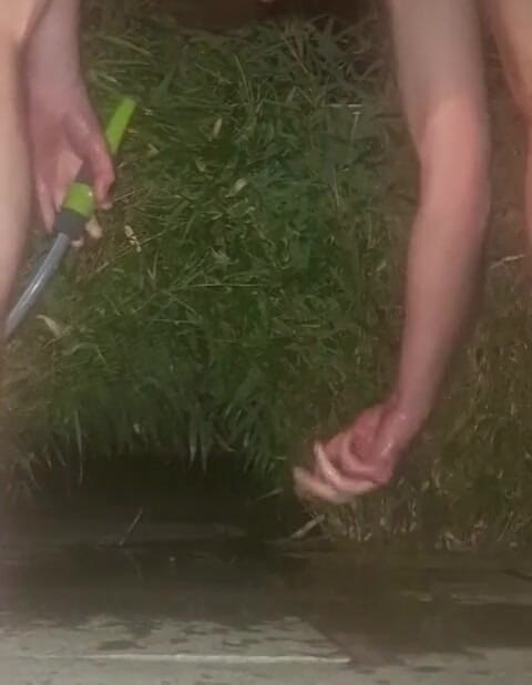 NoFace Twink X: 屁股嘴唇和撒尿的干净压力灌肠 - 户外花园软管肛交