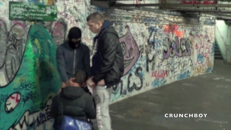 Crunch Boy: Schwuler hart gefickt von gangstern in der u-bahn
