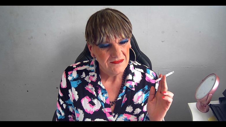 Mature Tina TV: Rokok