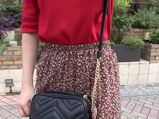 Per favore! Mi farai un servizino coscia? la ragazza che si bagna quando un cazzo si strofina contro la sua vagina e va a scopare senza preservativo!