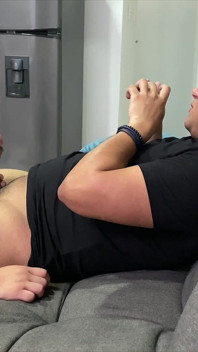 Cómo hacer porno con dos chicas sexy - salvaje doble mamada en primer plano desde un ángulo lateral