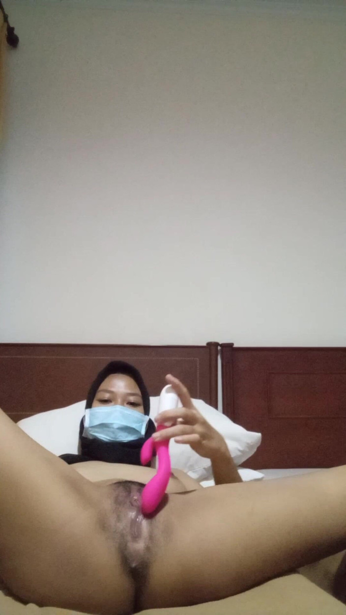 Jilbab69: 由于长时间不做爱而欲火中烧的头巾
