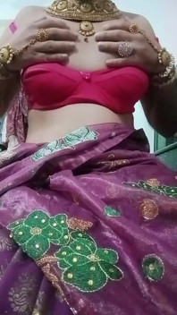 Gay crossdresser india lagi asik mainin besarnya pakai kain sperma warna ungu sambil pakai jwellery