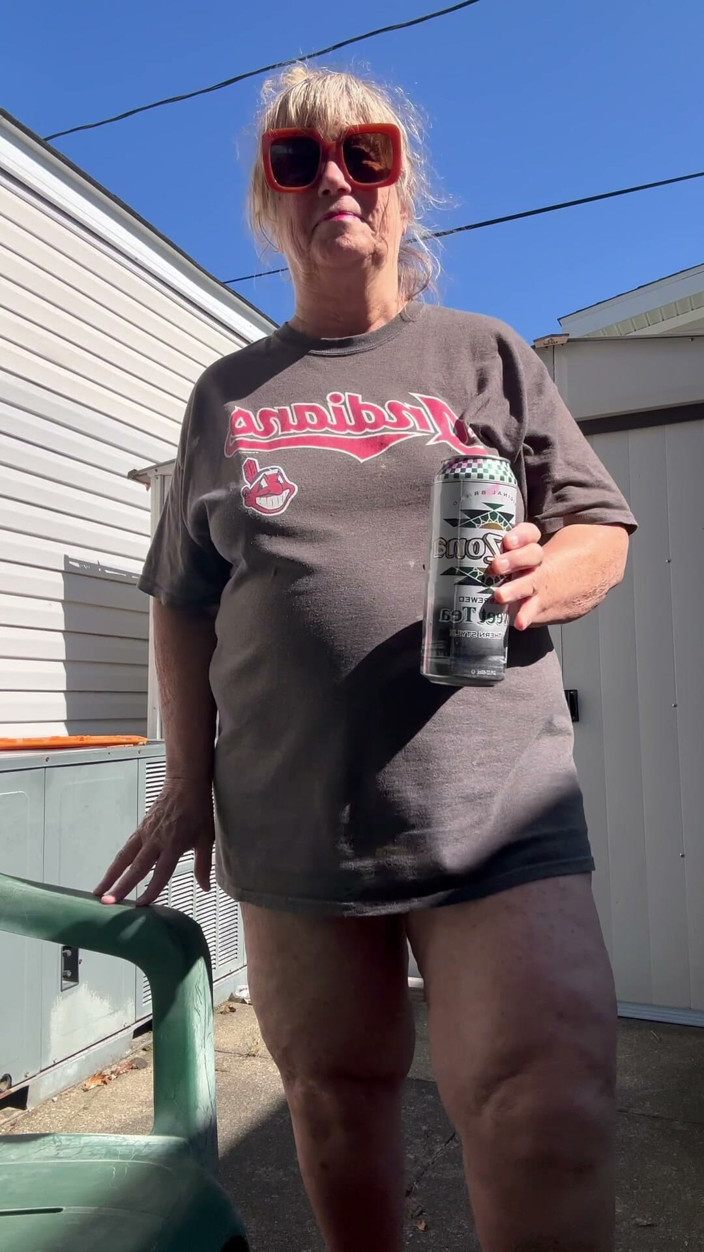 Big Ass 4 U: Outside Refreshment Time with Sweet Tea