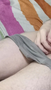 Ragazzo magro finisce con la sua dolce e succosa sborra su se stesso