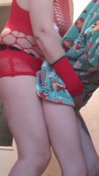 La mia matrigna mi ha dato una scopata con la figa calda per capodanno (una sorpresa dalla mia matrigna con uno strap-on)