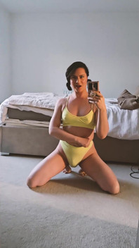 Linda chica trans se burla de ti y se masturba
