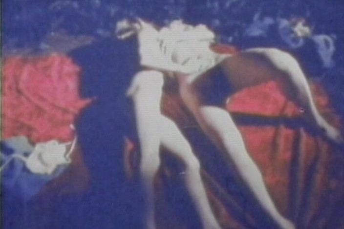 Vintage Babes: Blue-tinted Vintage Loop Shows Retro Couple in Raw 70s Action