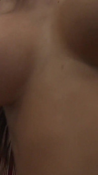 O mamă sexy brunetă își freacă buzele de pizdă în timp ce un tip excitat o fute