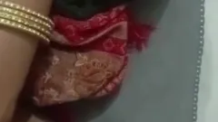 Un commerçant du village indien trompe une bhabhi et éjacule sur la chatte