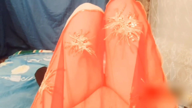 Kitty_Cross: Awek transeksual comel bergambar dalam sinaran matahari di tepi tingkap