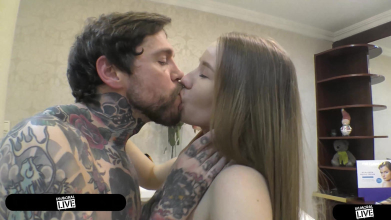 Immoral Live: Naturalne ogromne cycki loszka Amalia Davis spuści non stop i...