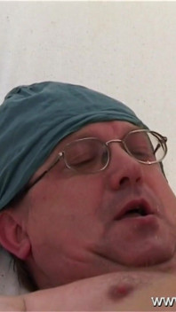 Doktor piss - junge dame Renata Black bekommt ihren mund mit dem urin des arztes gefüllt