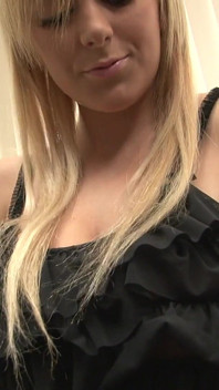 Lustvolles blondes teen mit schönen runden möpsen solo masturbiert auf der couch