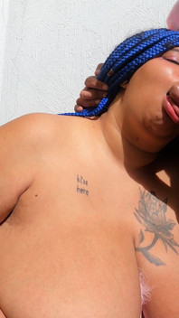 La coniglietta bbw monella gioca con la carota e squirta