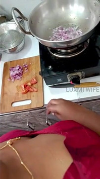 Nachbarin nahm video, als ehefrau in bluse kocht