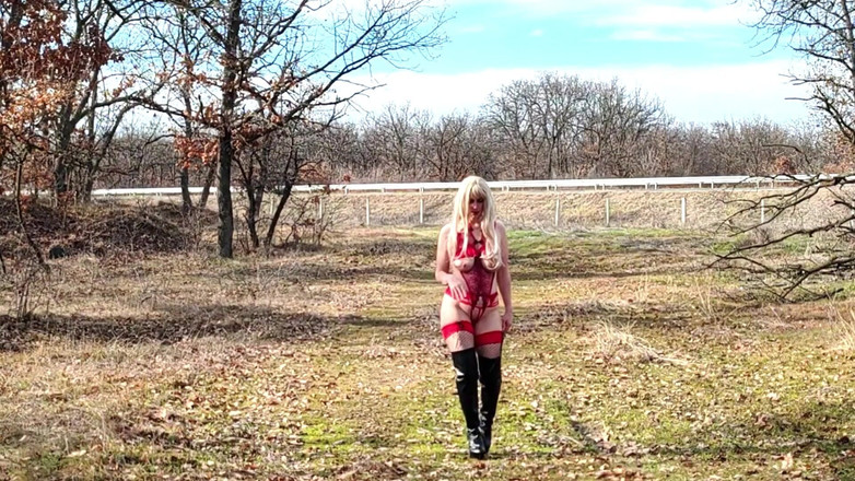 Za Za: 小婊子在高速公路上脱下红色紧身衣 第1部分