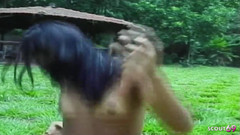 Shemale TS Collection: 苗条的拉丁变性人走路时被男人肛交