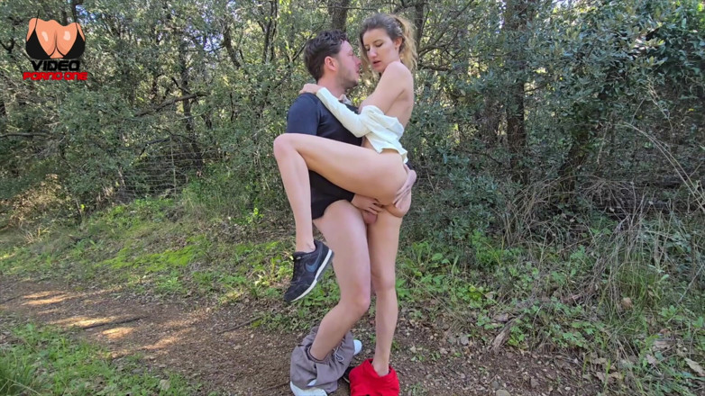Video Porno One: She Gets Fucked in the Woods by a Passerby!