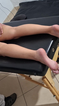 Mát-xa lưng thư giãn với một ngọn nến nóng bỏng