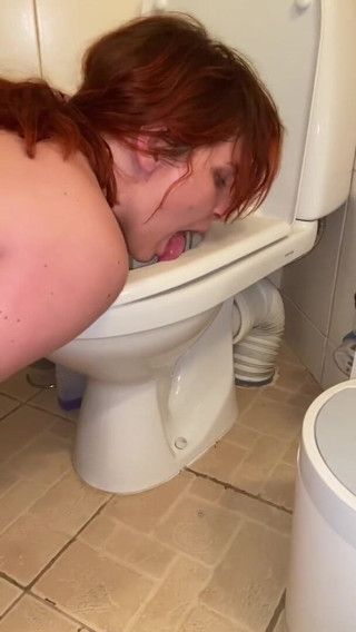 Elena917: Meando y limpiando el baño con la lengua