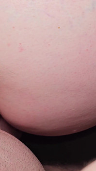 Fodendo uma garota com uma buceta virgem apertada eu gozo dentro dela gemendo rico como uma prostituta close-up baby