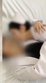 # 120 Nová sestra Je doc je výstřik na sperma doc, prosím, použijte moji kundičku dnes. Šukání na posteli použité pacientem