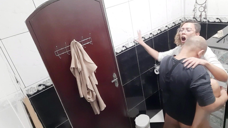 Victor SweetCoupleStories: Lesbijka zgodziła się ssie i pieprzyć za pieniądze w łazience kawiarni.