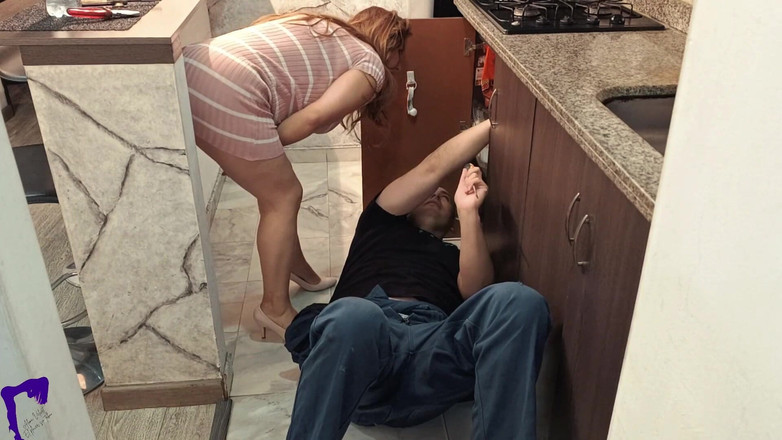 AlinaVelvet: Istri sange menggoda tukang reparasi dapur dan dientot buru-buru sebelum...