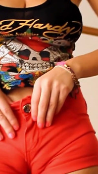 Cycata Latynoska Blondynka grająca swoją cipkę z clothespins domowej roboty