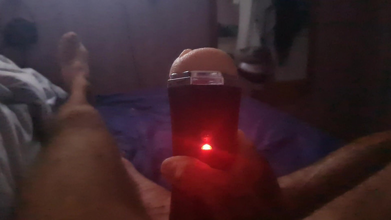 Acez: Late avond rust niet om lodger wakker te maken, masturbatie...