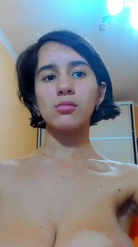 Une brune Myla_angel suce un gode, s'enfile un gode, se doigte la chatte et joue avec ses seins sexy !