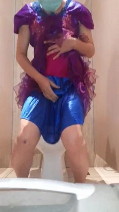 Mijando e gozando usando vestido de festa de cetim e deslizamentos sedosos